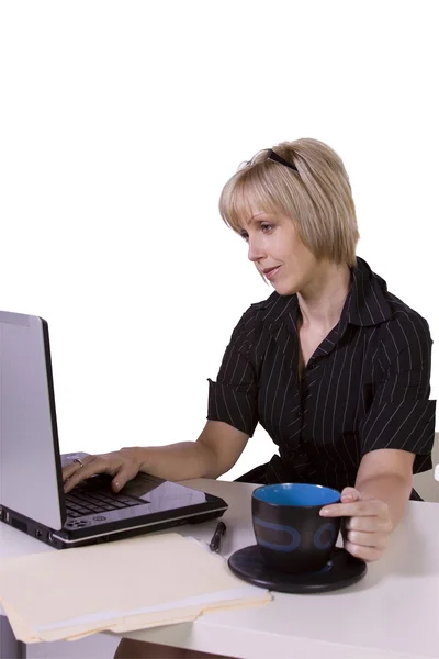 Geschäftsfrau arbeitet am Laptop mit Tasse Kaffee auf dem Schreibtisch — Stockfoto