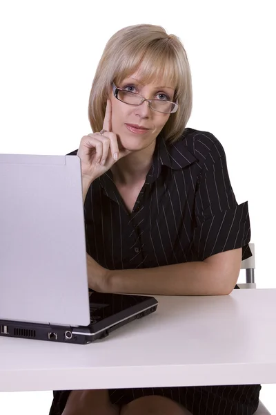 Бизнесвумен в очках работает на ноутбуке — стоковое фото