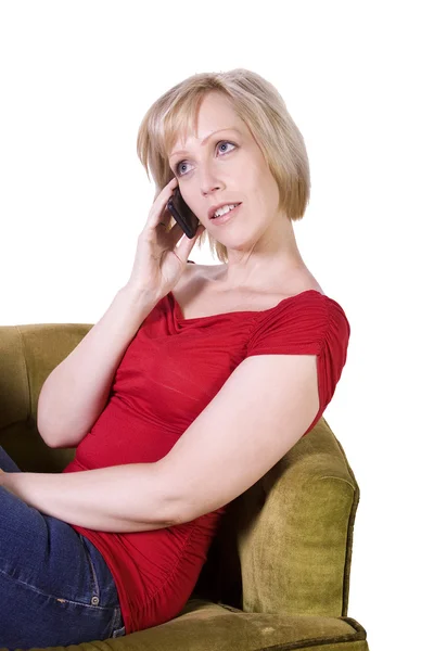 Vrouw praten op mobiele telefoon bij haar thuis — Stockfoto