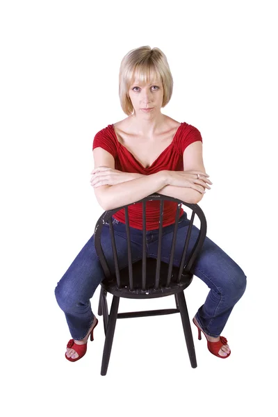 Elegante modella con capelli biondi seduta sulla sedia — Foto Stock