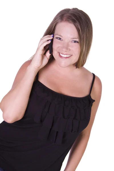 Veselá mladá žena s úsměvem při chatování na telefonu — Stock fotografie