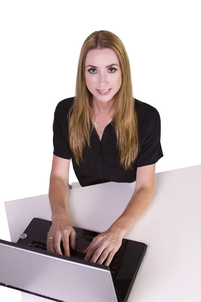 İş kadını ofiste dizüstü bilgisayarıyla çalışıyor. — Stok fotoğraf