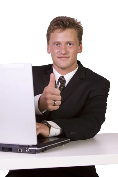 Dizüstü bilgisayarda çalışan ve yukarı başparmak ile işaret işadamı — Stok fotoğraf