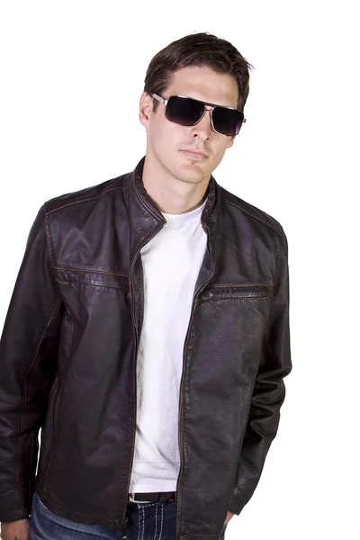 Mužský model s pláštěm a sluneční brýle — Stock fotografie