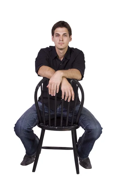 Sandalyede oturan yakışıklı ve şık bir model — Stok fotoğraf