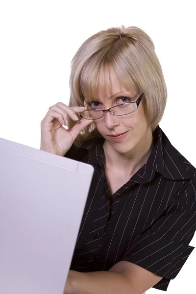 Bizneswoman pracuje na laptopie w biurze — Zdjęcie stockowe