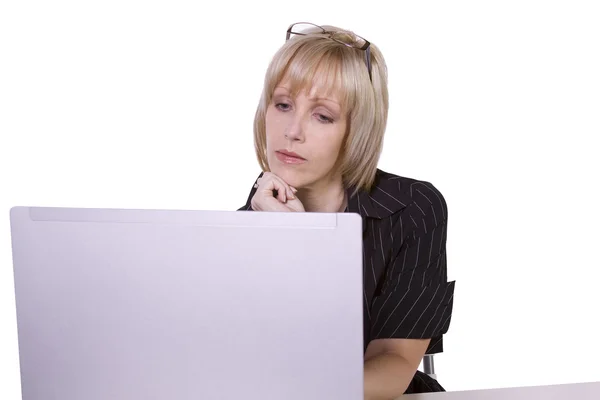 Empresária trabalhando em seu laptop no escritório — Fotografia de Stock