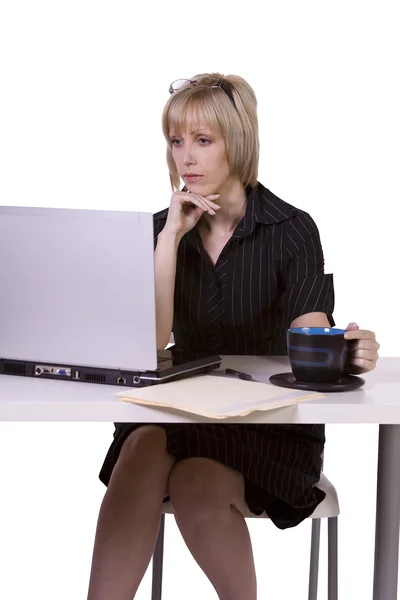 Üzletasszony dolgozik a laptopján az irodában — Stock Fotó