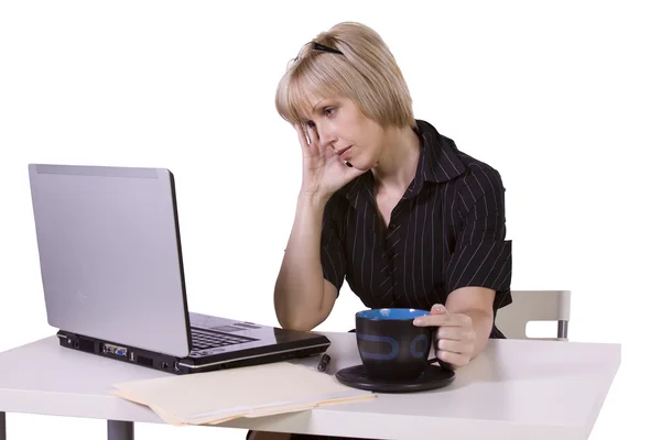 Üzletasszony dolgozik a laptopján az irodában — Stock Fotó