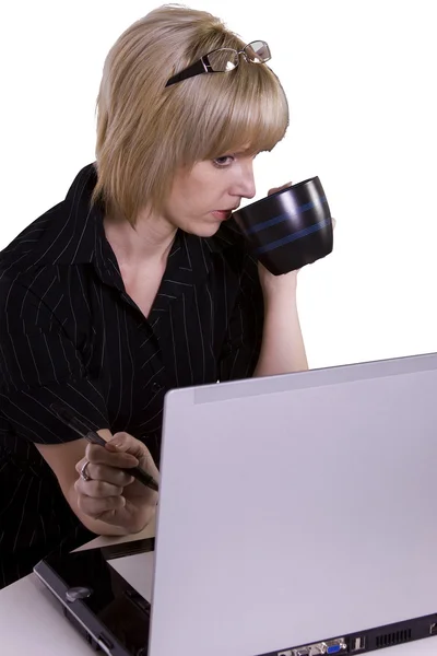 İş kadını ofiste dizüstü bilgisayarıyla çalışıyor. — Stok fotoğraf