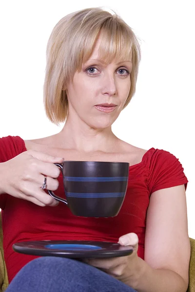 Жінка сидить на стільці п'є каву — стокове фото