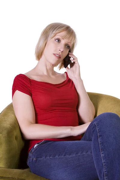 Donna che parla al cellulare a casa sua — Foto Stock