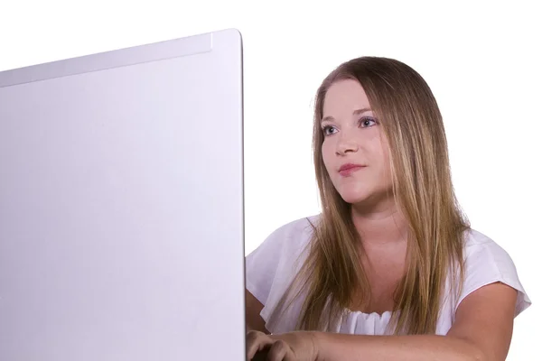 Zakenvrouw werkt aan haar laptop in het kantoor — Stockfoto