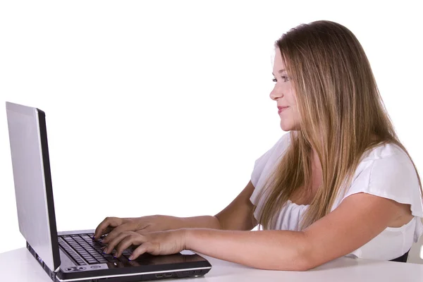 Geschäftsfrau arbeitet im Büro an ihrem Laptop — Stockfoto