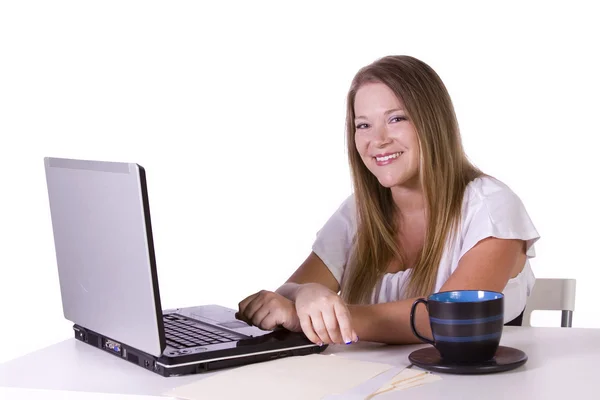 Affärskvinna arbetar på sin bärbara dator på kontoret — Stockfoto