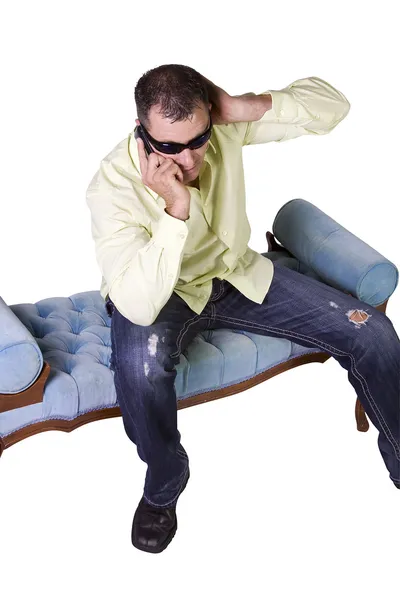 Hombre en traje de moda con gafas de sol hablando en el teléfono celular — Foto de Stock