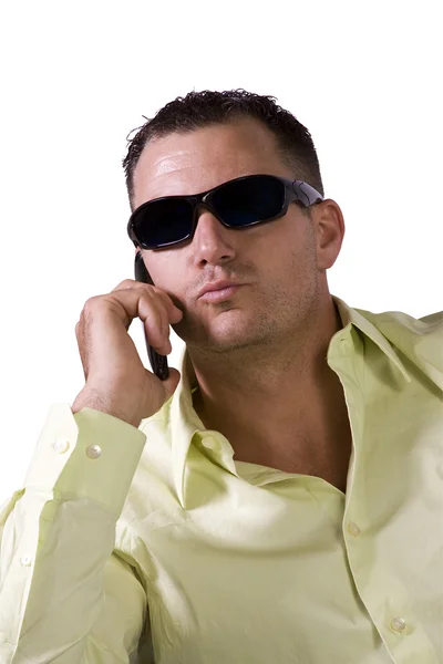 Homem na roupa da moda com óculos de sol falando no celular — Fotografia de Stock