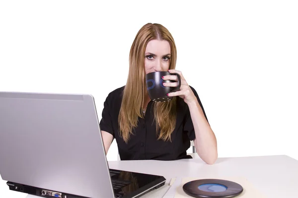 Üzletasszony dolgozik laptop csésze kávéval az asztalára — Stock Fotó