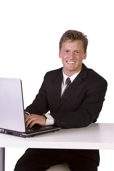 Młody biznes przedsiębiorca działa na laptopie — Zdjęcie stockowe