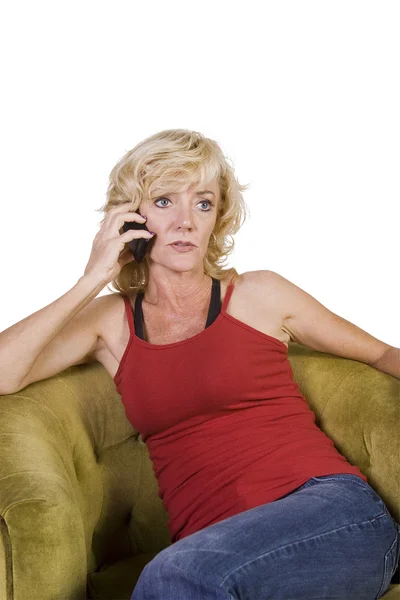 Kvinnan talar i mobiltelefon i sitt hem — Stockfoto