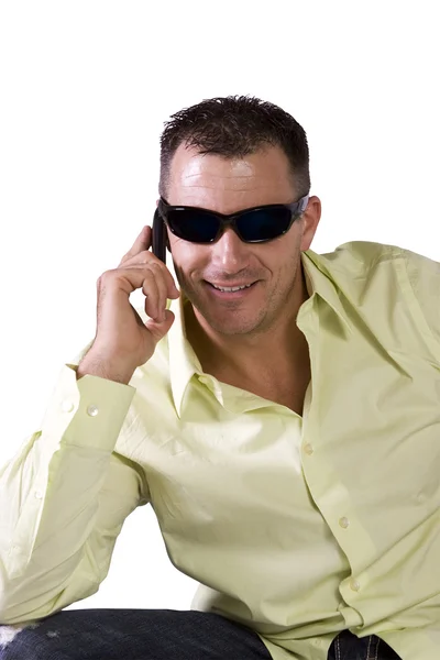 Uomo in abito alla moda con occhiali da sole che parla al cellulare — Foto Stock