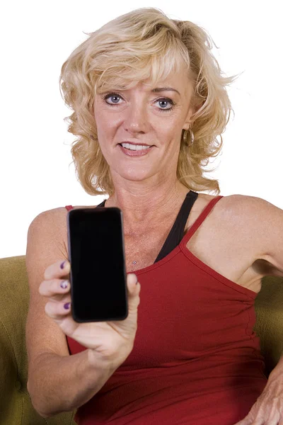 Bella donna in possesso di un telefono cellulare — Foto Stock