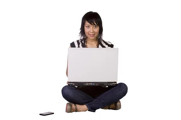 Menina bonita trabalhando em seu laptop — Fotografia de Stock