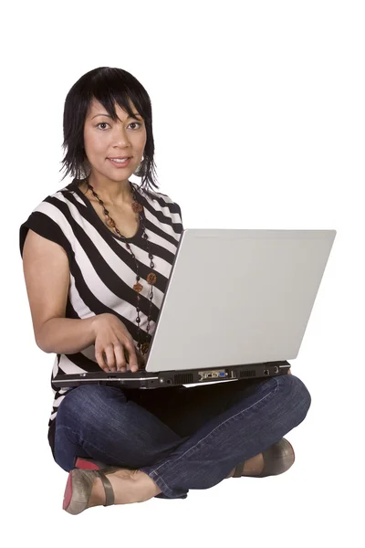 Güzel bir kız onu laptop çalışma — Stok fotoğraf