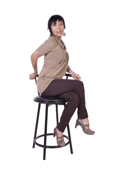 Schöne Frau posiert auf einem Stuhl — Stockfoto