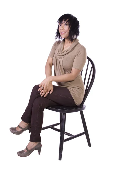 Mooie vrouw die zich voordeed op een stoel — Stockfoto