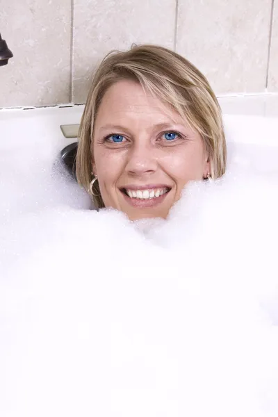 Жінка відпочиває у ванні — стокове фото