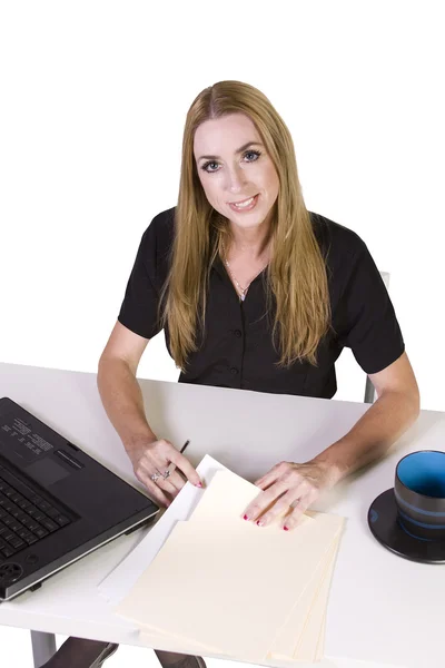 Zakenvrouw die op laptop met kop koffie op haar bureau werkt — Stockfoto