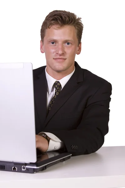 Jonge zakelijke ondernemer die op laptop werkt — Stockfoto