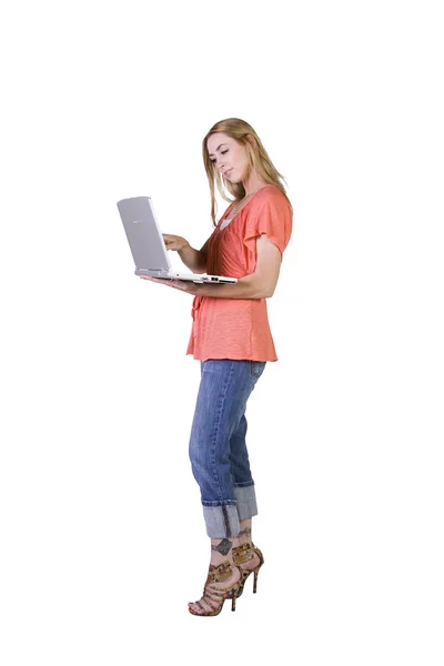 Mooi meisje met een laptop — Stockfoto