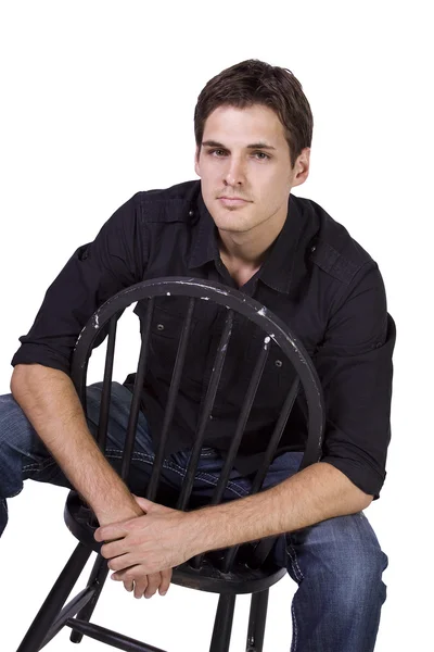 Sandalyede oturan yakışıklı ve şık bir model — Stok fotoğraf