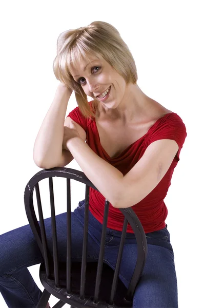 Κομψό μόδα μοντέλο με ξανθά μαλλιά, κάθεται στην καρέκλα — Φωτογραφία Αρχείου