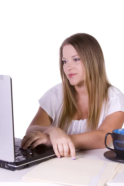 Affärskvinna som arbetar på bärbar dator med kopp kaffe på hennes skrivbord — Stockfoto
