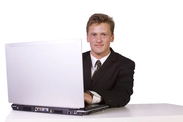 Молодой предприниматель, работающий на ноутбуке — стоковое фото