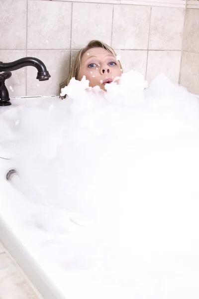 Kvinna avkopplande i badkaret — Stockfoto