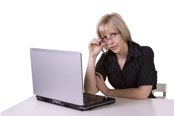 戴着眼镜在笔记本电脑上工作的女商人 — 图库照片