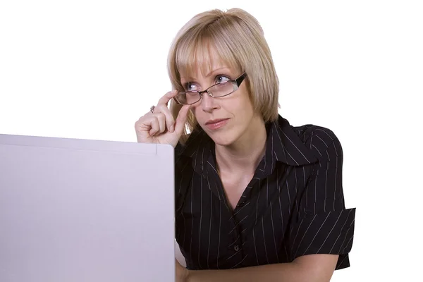 戴着眼镜在笔记本电脑上工作的女商人 — 图库照片