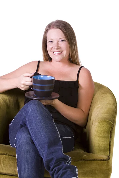 Nő ül egy széken, kávéfogyasztás — Stock Fotó