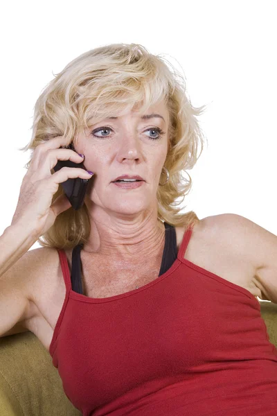 Kvinnan talar i mobiltelefon i sitt hem — Stockfoto