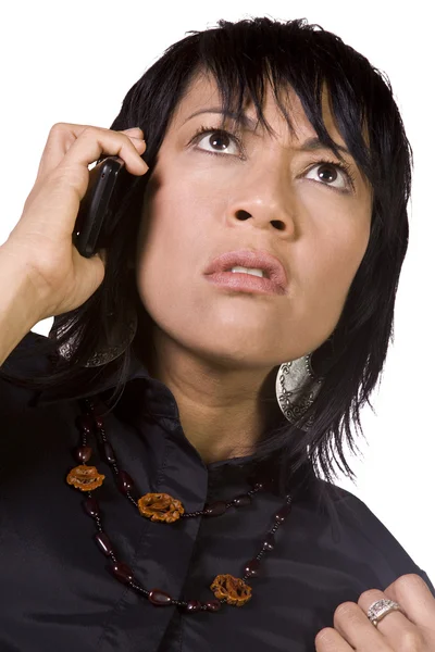 Aziatisch - hispanic zakenvrouw praten op de mobiele telefoon — Stockfoto