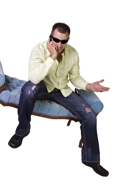 Adam cep telefonuyla konuşurken güneş gözlüğü ile şık kıyafeti — Stok fotoğraf