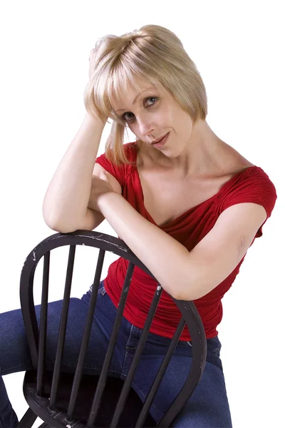 Modelo de moda elegante com cabelo loiro sentado na cadeira — Fotografia de Stock