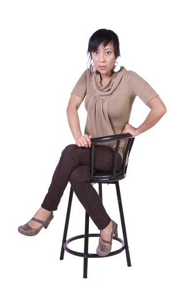 Vacker kvinna poserar på en stol — Stockfoto