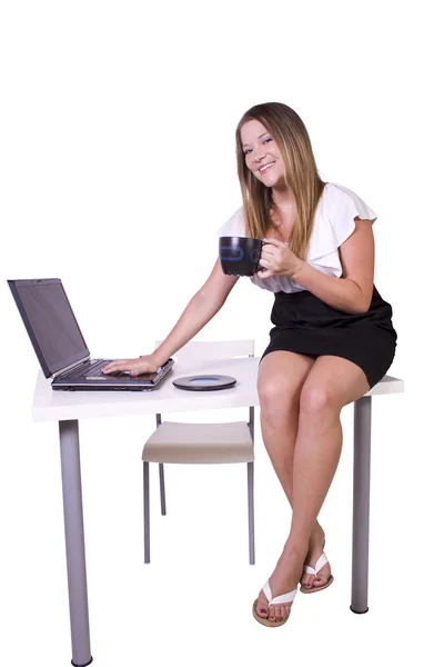 Sexig kvinna sitter på skrivbordet — Stockfoto