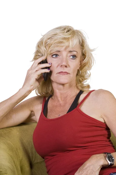 Femme parlant sur son téléphone portable à sa maison — Photo