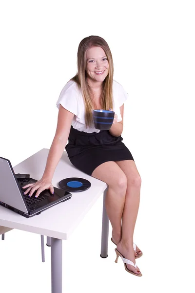 Mujer sexy sentada en el escritorio —  Fotos de Stock